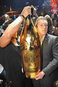 Бутылка шампанского Armand de Brignac была продана за $100 000 