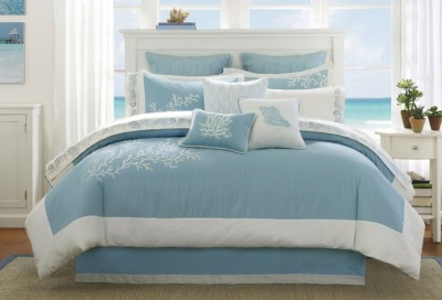 спальня, оформленная в голубых тонах